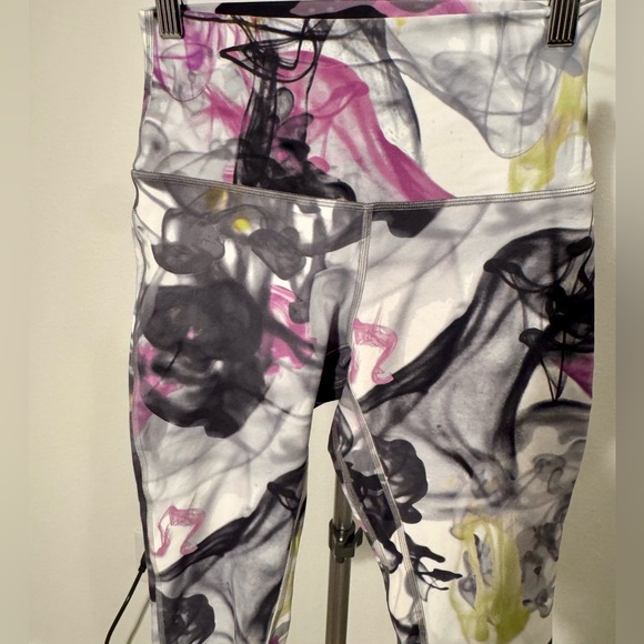 Lululemon Throwback Print Align High-rise Crop 17” Size 6 - Picture 7 of 10